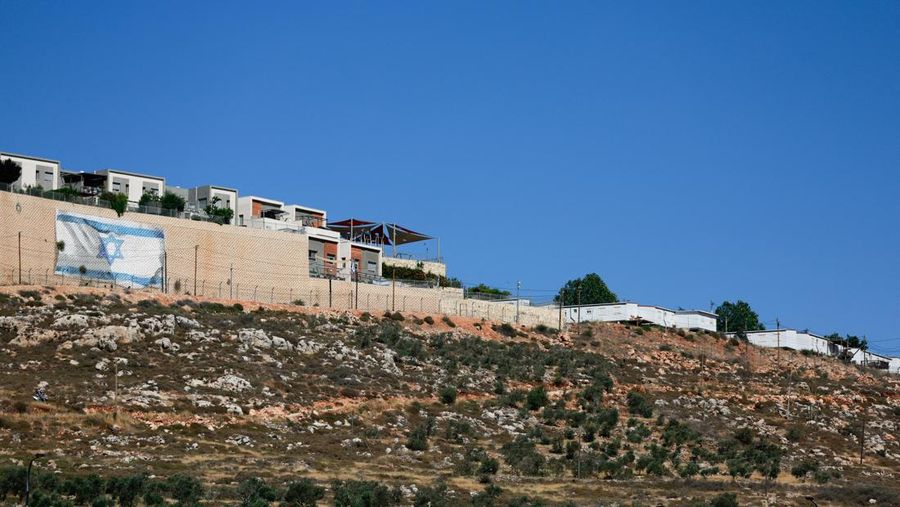 Bangunan-bangunan baru berdiri di sekitar pemukiman Israel Migdalim dekat Nablus, di Tepi Barat yang diduduki Israel, Jumat (30/5/2025). (REUTERS/Ammar Awad)