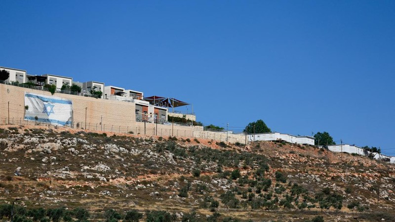 Bangunan-bangunan baru berdiri di sekitar pemukiman Israel Migdalim dekat Nablus, di Tepi Barat yang diduduki Israel, Jumat (30/5/2025). (REUTERS/Ammar Awad)