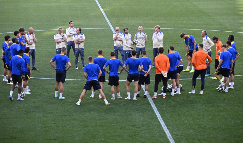 Jelang final Liga Champions pelatih Inter Milan Simone Inzaghi berbicara dengan para pemain selama latihan di Allianz Arena, Munich, Jerman, Sabtu (31/5/2025). (REUTERS/Annegret Hilse)