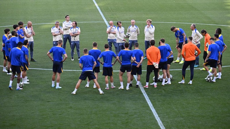 Jelang final Liga Champions pelatih Inter Milan Simone Inzaghi berbicara dengan para pemain selama latihan di Allianz Arena, Munich, Jerman, Sabtu (31/5/2025). (REUTERS/Annegret Hilse)