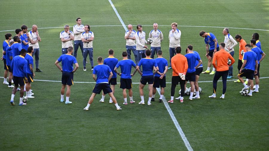 Jelang final Liga Champions pelatih Inter Milan Simone Inzaghi berbicara dengan para pemain selama latihan di Allianz Arena, Munich, Jerman, Sabtu (31/5/2025). (REUTERS/Annegret Hilse) Jelang final Liga Champions pelatih Inter Milan Simone Inzaghi berbicara dengan para pemain selama latihan di Allianz Arena, Munich, Jerman, Sabtu (31/5/2025). (REUTERS/Annegret Hilse)