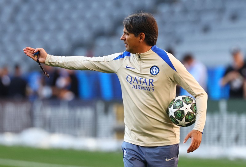 Jelang final Liga Champions pelatih Inter Milan Simone Inzaghi berbicara dengan para pemain selama latihan di Allianz Arena, Munich, Jerman, Sabtu (31/5/2025). (REUTERS/Annegret Hilse)