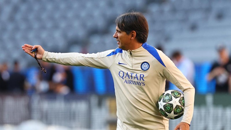 Jelang final Liga Champions pelatih Inter Milan Simone Inzaghi berbicara dengan para pemain selama latihan di Allianz Arena, Munich, Jerman, Sabtu (31/5/2025). (REUTERS/Annegret Hilse)