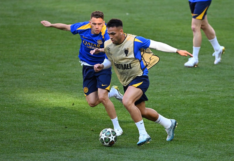 Jelang final Liga Champions pelatih Inter Milan Simone Inzaghi berbicara dengan para pemain selama latihan di Allianz Arena, Munich, Jerman, Sabtu (31/5/2025). (REUTERS/Annegret Hilse)