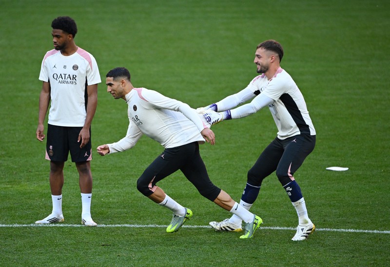 Jelang final Liga Champions pelatih Inter Milan Simone Inzaghi berbicara dengan para pemain selama latihan di Allianz Arena, Munich, Jerman, Sabtu (31/5/2025). (REUTERS/Annegret Hilse)