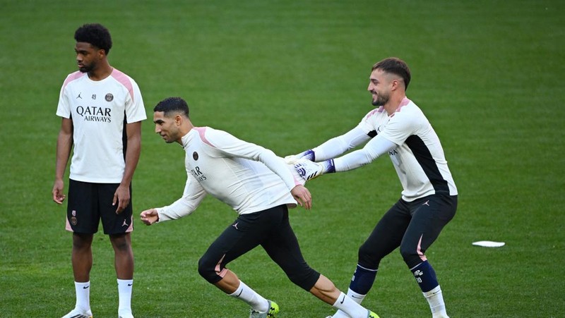 Jelang final Liga Champions pelatih Inter Milan Simone Inzaghi berbicara dengan para pemain selama latihan di Allianz Arena, Munich, Jerman, Sabtu (31/5/2025). (REUTERS/Annegret Hilse)