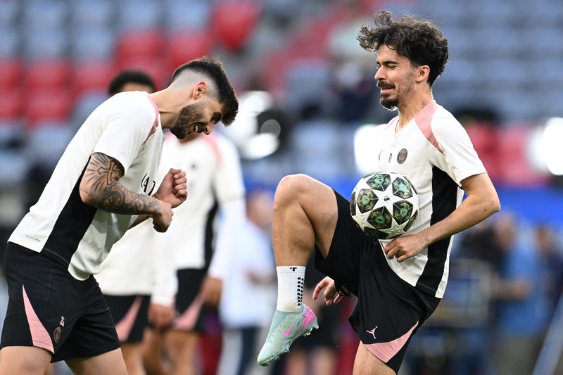 Jelang final Liga Champions pelatih Inter Milan Simone Inzaghi berbicara dengan para pemain selama latihan di Allianz Arena, Munich, Jerman, Sabtu (31/5/2025). (REUTERS/Annegret Hilse)
