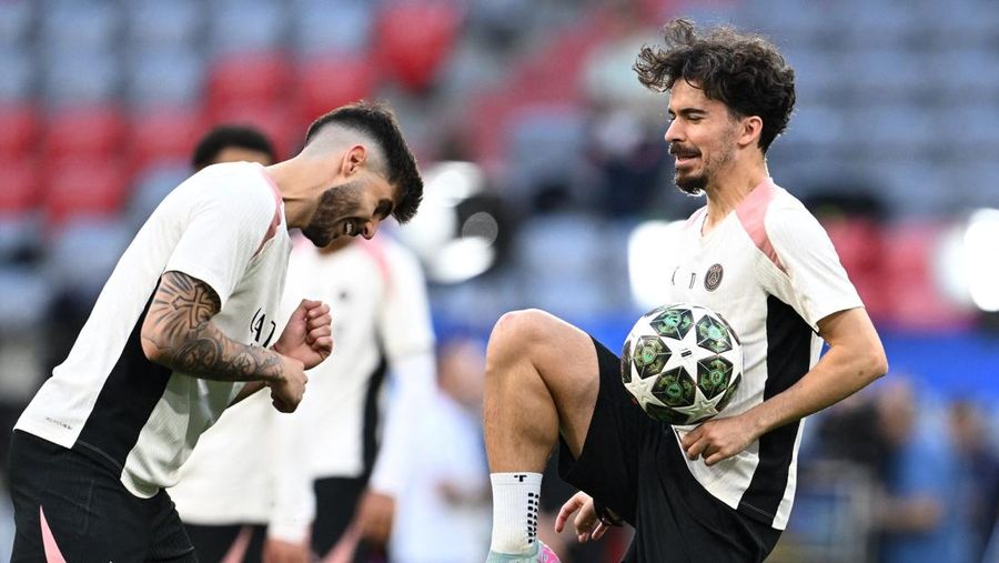 Jelang final Liga Champions pelatih Inter Milan Simone Inzaghi berbicara dengan para pemain selama latihan di Allianz Arena, Munich, Jerman, Sabtu (31/5/2025). (REUTERS/Annegret Hilse)