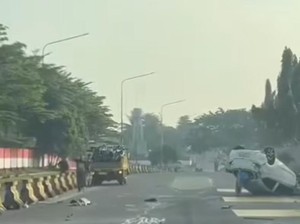 Mobil Terbalik di Exit Tol Sentul Utara, 2 Orang Luka-luka