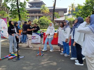 TMII Ramai Saat Libur Panjang, Pengunjung Mencoba Luncurkan Roket