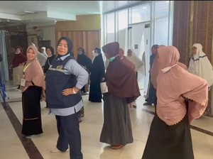 Semangat Jemaah Haji Lansia Ikut Senam Meski Sebagian Tubuh Terdampak Stroke