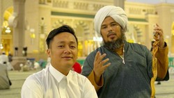 Kebahagiaan Manajer Diberangkatkan Haji oleh Raffi Ahmad