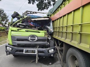 Truk Muat Semen Tabrak Truk Parkir di Luwu Utara gegara Sopir Mengantuk