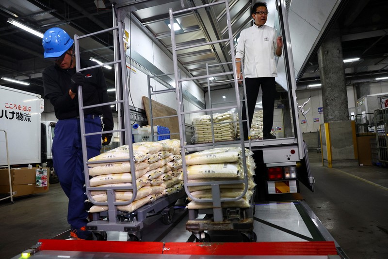 Warga mengantre saat membeli beras yang ditimbun pemerintah untuk mengatasi kenaikan harga yang terus terjadi di toko kelontong Ito-Yokado, anak perusahaan Seven & i Holdings, di Tokyo, Jepang, 31 Mei 2025. (REUTERS/Issei Kato) Warga mengantre saat membeli beras yang ditimbun pemerintah untuk mengatasi kenaikan harga yang terus terjadi di toko kelontong Ito-Yokado, anak perusahaan Seven & i Holdings, di Tokyo, Jepang, 31 Mei 2025. (REUTERS/Issei Kato)
