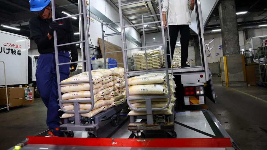 Warga mengantre saat membeli beras yang ditimbun pemerintah untuk mengatasi kenaikan harga yang terus terjadi di toko kelontong Ito-Yokado, anak perusahaan Seven & i Holdings, di Tokyo, Jepang, 31 Mei 2025. (REUTERS/Issei Kato)