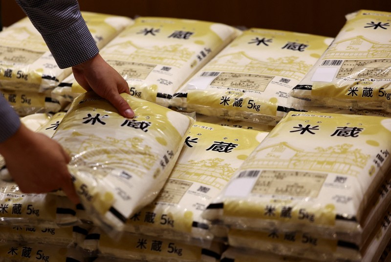 Warga mengantre saat membeli beras yang ditimbun pemerintah untuk mengatasi kenaikan harga yang terus terjadi di toko kelontong Ito-Yokado, anak perusahaan Seven & i Holdings, di Tokyo, Jepang, 31 Mei 2025. (REUTERS/Issei Kato) Warga mengantre saat membeli beras yang ditimbun pemerintah untuk mengatasi kenaikan harga yang terus terjadi di toko kelontong Ito-Yokado, anak perusahaan Seven & i Holdings, di Tokyo, Jepang, 31 Mei 2025. (REUTERS/Issei Kato)