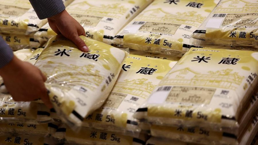 Warga mengantre saat membeli beras yang ditimbun pemerintah untuk mengatasi kenaikan harga yang terus terjadi di toko kelontong Ito-Yokado, anak perusahaan Seven & i Holdings, di Tokyo, Jepang, 31 Mei 2025. (REUTERS/Issei Kato)