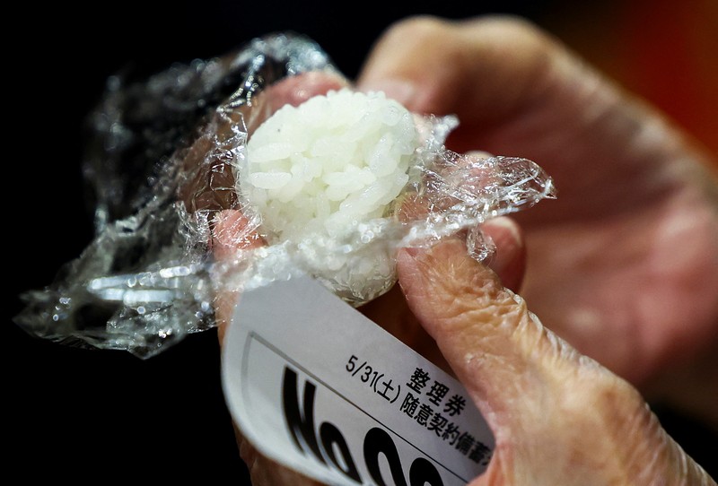 Warga mengantre saat membeli beras yang ditimbun pemerintah untuk mengatasi kenaikan harga yang terus terjadi di toko kelontong Ito-Yokado, anak perusahaan Seven & i Holdings, di Tokyo, Jepang, 31 Mei 2025. (REUTERS/Issei Kato) Warga mengantre saat membeli beras yang ditimbun pemerintah untuk mengatasi kenaikan harga yang terus terjadi di toko kelontong Ito-Yokado, anak perusahaan Seven & i Holdings, di Tokyo, Jepang, 31 Mei 2025. (REUTERS/Issei Kato)