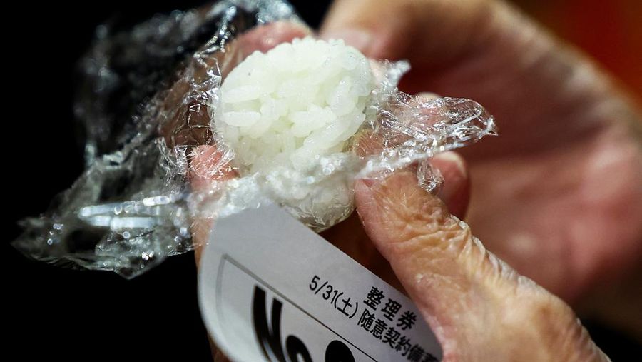 Warga mengantre saat membeli beras yang ditimbun pemerintah untuk mengatasi kenaikan harga yang terus terjadi di toko kelontong Ito-Yokado, anak perusahaan Seven & i Holdings, di Tokyo, Jepang, 31 Mei 2025. (REUTERS/Issei Kato)