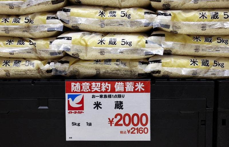 Warga mengantre saat membeli beras yang ditimbun pemerintah untuk mengatasi kenaikan harga yang terus terjadi di toko kelontong Ito-Yokado, anak perusahaan Seven & i Holdings, di Tokyo, Jepang, 31 Mei 2025. (REUTERS/Issei Kato) Warga mengantre saat membeli beras yang ditimbun pemerintah untuk mengatasi kenaikan harga yang terus terjadi di toko kelontong Ito-Yokado, anak perusahaan Seven & i Holdings, di Tokyo, Jepang, 31 Mei 2025. (REUTERS/Issei Kato)