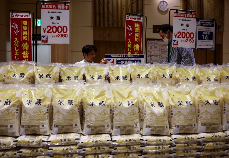Warga mengantre saat membeli beras yang ditimbun pemerintah untuk mengatasi kenaikan harga yang terus terjadi di toko kelontong Ito-Yokado, anak perusahaan Seven & i Holdings, di Tokyo, Jepang, 31 Mei 2025. (REUTERS/Issei Kato) Warga mengantre saat membeli beras yang ditimbun pemerintah untuk mengatasi kenaikan harga yang terus terjadi di toko kelontong Ito-Yokado, anak perusahaan Seven & i Holdings, di Tokyo, Jepang, 31 Mei 2025. (REUTERS/Issei Kato)