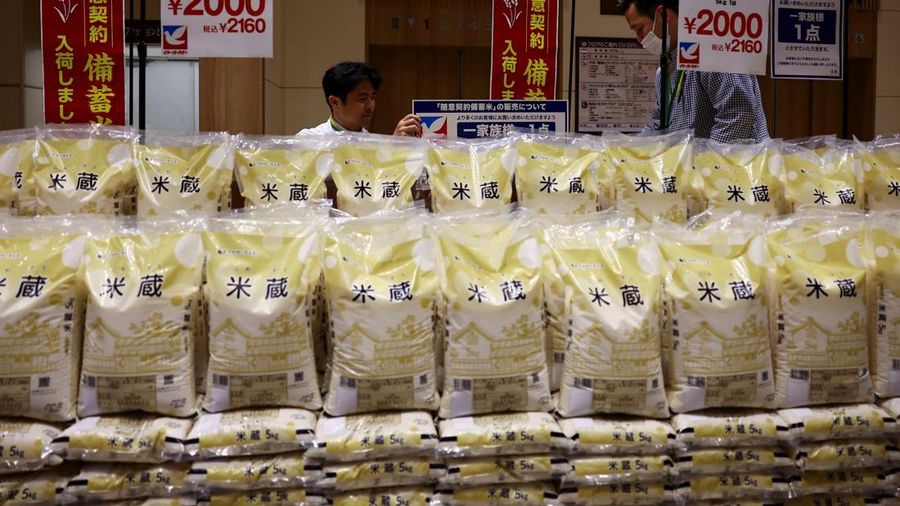 Warga mengantre saat membeli beras yang ditimbun pemerintah untuk mengatasi kenaikan harga yang terus terjadi di toko kelontong Ito-Yokado, anak perusahaan Seven & i Holdings, di Tokyo, Jepang, 31 Mei 2025. (REUTERS/Issei Kato) Warga mengantre saat membeli beras yang ditimbun pemerintah untuk mengatasi kenaikan harga yang terus terjadi di toko kelontong Ito-Yokado, anak perusahaan Seven & i Holdings, di Tokyo, Jepang, 31 Mei 2025. (REUTERS/Issei Kato)