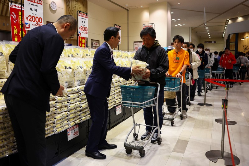 Warga mengantre saat membeli beras yang ditimbun pemerintah untuk mengatasi kenaikan harga yang terus terjadi di toko kelontong Ito-Yokado, anak perusahaan Seven & i Holdings, di Tokyo, Jepang, 31 Mei 2025. (REUTERS/Issei Kato) Warga mengantre saat membeli beras yang ditimbun pemerintah untuk mengatasi kenaikan harga yang terus terjadi di toko kelontong Ito-Yokado, anak perusahaan Seven & i Holdings, di Tokyo, Jepang, 31 Mei 2025. (REUTERS/Issei Kato)