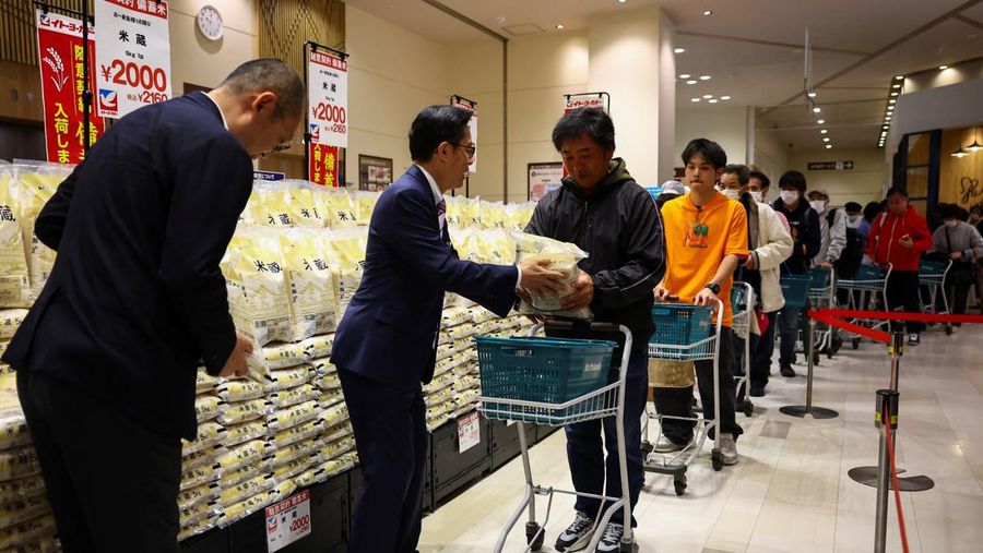 Warga mengantre saat membeli beras yang ditimbun pemerintah untuk mengatasi kenaikan harga yang terus terjadi di toko kelontong Ito-Yokado, anak perusahaan Seven & i Holdings, di Tokyo, Jepang, 31 Mei 2025. (REUTERS/Issei Kato) Warga mengantre saat membeli beras yang ditimbun pemerintah untuk mengatasi kenaikan harga yang terus terjadi di toko kelontong Ito-Yokado, anak perusahaan Seven & i Holdings, di Tokyo, Jepang, 31 Mei 2025. (REUTERS/Issei Kato)
