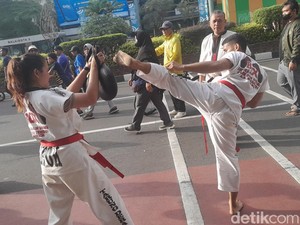 Aksi Gedebak-Gedebuk Petarung Tarung Derajat di Tengah Ramainya CFD Depok