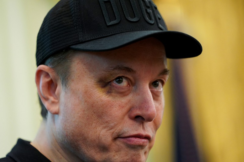 Elon Musk muncul dengan mata memar saat menghadiri konferensi pers bersama Presiden AS Donald Trump di Ruang Oval di Gedung Putih di Washington, D.C., AS, Jumat (30/5) lalu. (REUTERS/Nathan Howard)