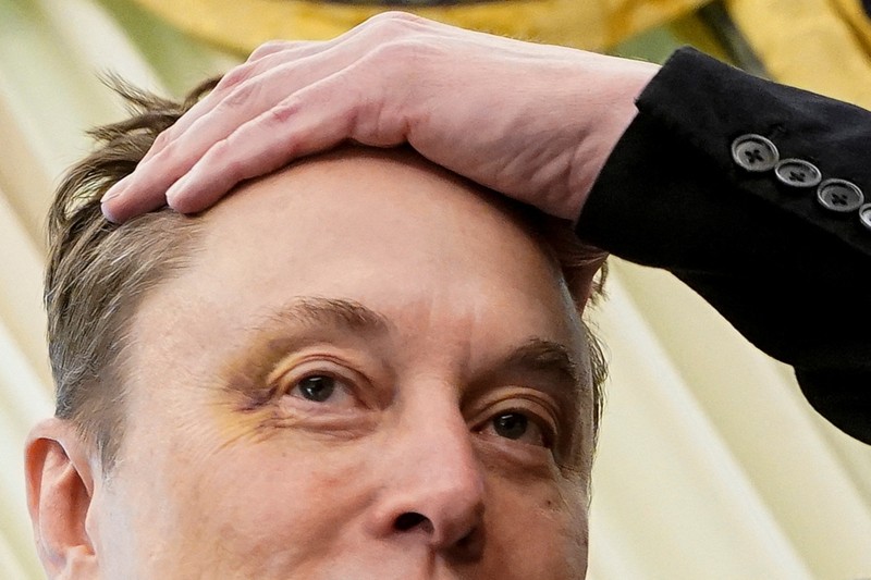Elon Musk muncul dengan mata memar saat menghadiri konferensi pers bersama Presiden AS Donald Trump di Ruang Oval di Gedung Putih di Washington, D.C., AS, Jumat (30/5) lalu. (REUTERS/Nathan Howard)