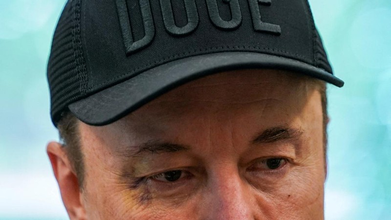 Elon Musk muncul dengan mata memar saat menghadiri konferensi pers bersama Presiden AS Donald Trump di Ruang Oval di Gedung Putih di Washington, D.C., AS, Jumat (30/5) lalu. (REUTERS/Nathan Howard)