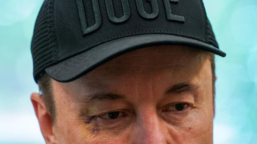 Elon Musk muncul dengan mata memar saat menghadiri konferensi pers bersama Presiden AS Donald Trump di Ruang Oval di Gedung Putih di Washington, D.C., AS, Jumat (30/5) lalu. (REUTERS/Nathan Howard)
