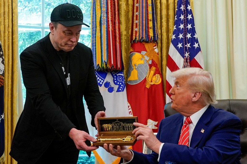 Elon Musk muncul dengan mata memar saat menghadiri konferensi pers bersama Presiden AS Donald Trump di Ruang Oval di Gedung Putih di Washington, D.C., AS, Jumat (30/5) lalu. (REUTERS/Nathan Howard) Elon Musk muncul dengan mata memar saat menghadiri konferensi pers bersama Presiden AS Donald Trump di Ruang Oval di Gedung Putih di Washington, D.C., AS, Jumat (30/5) lalu. (REUTERS/Nathan Howard)