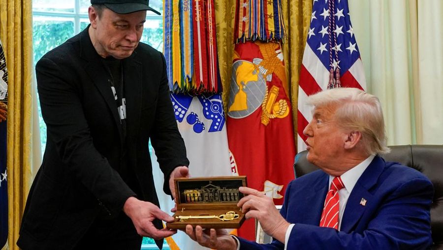 Elon Musk muncul dengan mata memar saat menghadiri konferensi pers bersama Presiden AS Donald Trump di Ruang Oval di Gedung Putih di Washington, D.C., AS, Jumat (30/5) lalu. (REUTERS/Nathan Howard)