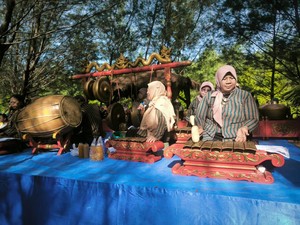 Festival Gir Sereng Hadirkan Nostalgia di Pantai Permata Probolinggo