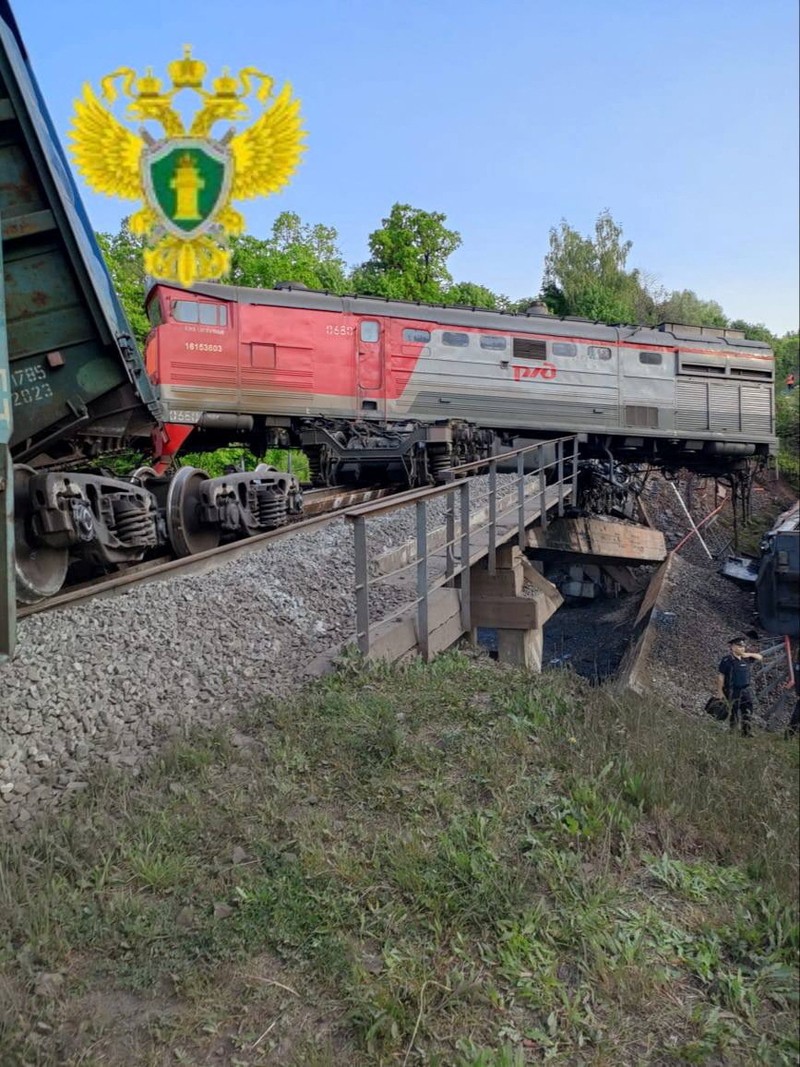 Jembatan kereta api runtuh di wilayah Kursk, Rusia. (Handout via REUTERS) Jembatan kereta api runtuh di wilayah Kursk, Rusia. (Handout via REUTERS)