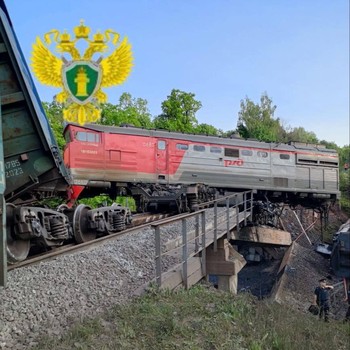 Potret Jembatan Kereta Api di Rusia Ambruk, Tujuh Orang Meninggal