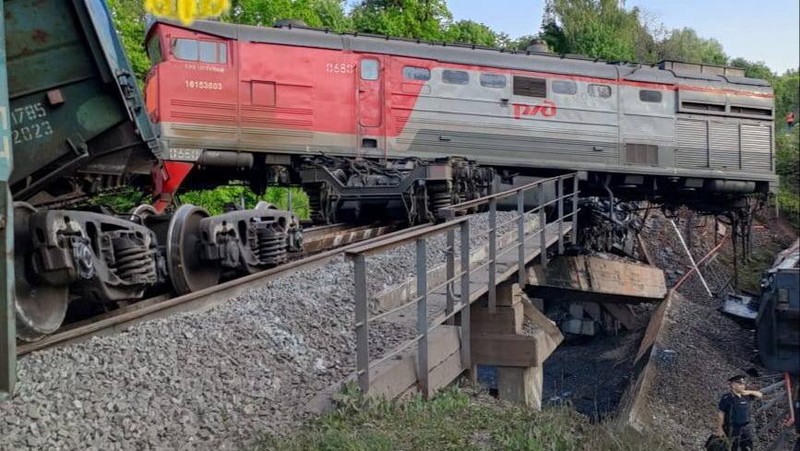 Jembatan kereta api runtuh di wilayah Kursk, Rusia. (Handout via REUTERS)