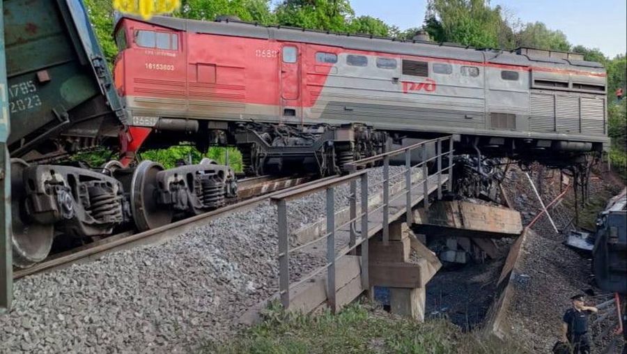 Jembatan kereta api runtuh di wilayah Kursk, Rusia. (Handout via REUTERS) Jembatan kereta api runtuh di wilayah Kursk, Rusia. (Handout via REUTERS)