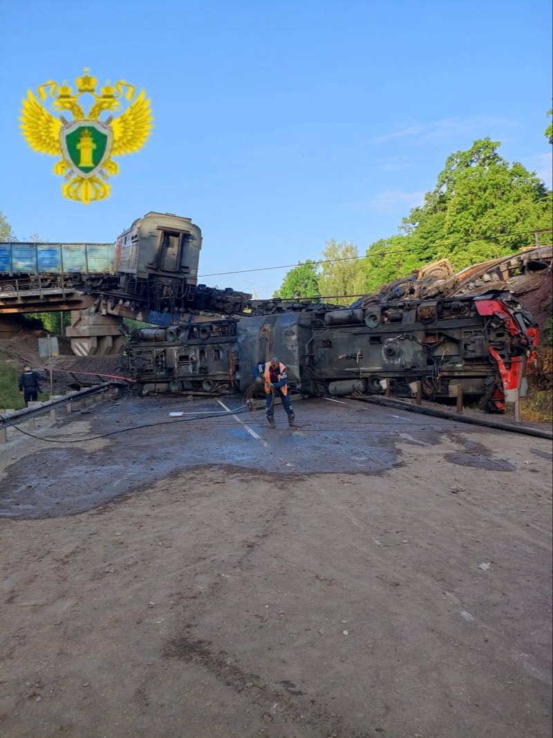Jembatan kereta api runtuh di wilayah Kursk, Rusia. (Handout via REUTERS) Jembatan kereta api runtuh di wilayah Kursk, Rusia. (Handout via REUTERS)