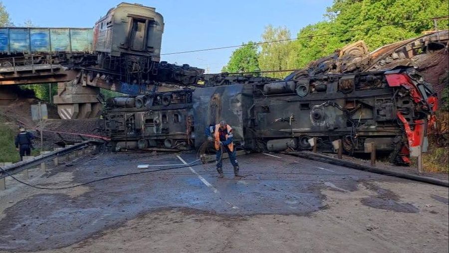 Jembatan kereta api runtuh di wilayah Kursk, Rusia. (Handout via REUTERS)