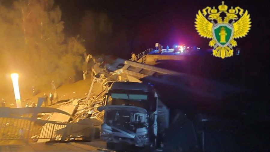 Jembatan kereta api runtuh di wilayah Kursk, Rusia. (Handout via REUTERS) Jembatan kereta api runtuh di wilayah Kursk, Rusia. (Handout via REUTERS)