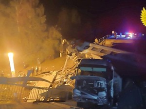 Video: Jembatan Ambruk Menimpa Kereta Penumpang, 7 Orang Tewas