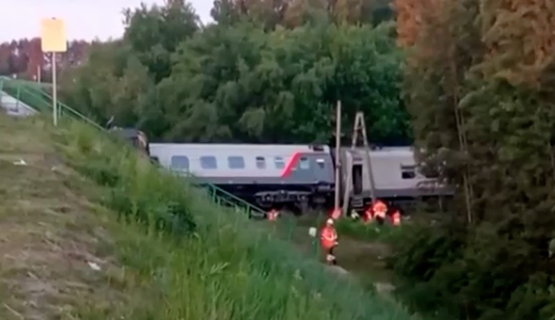 Jembatan kereta api runtuh di wilayah Kursk, Rusia. (Handout via REUTERS)