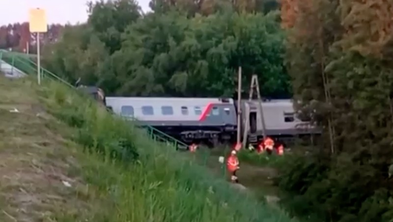 Jembatan kereta api runtuh di wilayah Kursk, Rusia. (Handout via REUTERS)