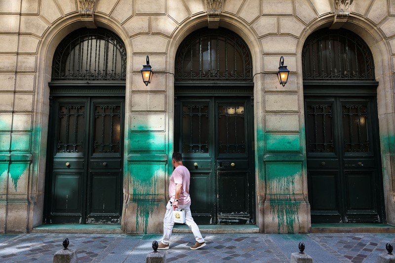 Kondisi bangunan Grande Synagogue des Tournelles yang terkena sasaran vandalisme cat hijau di Paris, Prancis, Sabtu (31/5/2025). (REUTERS/Abdul Saboor)