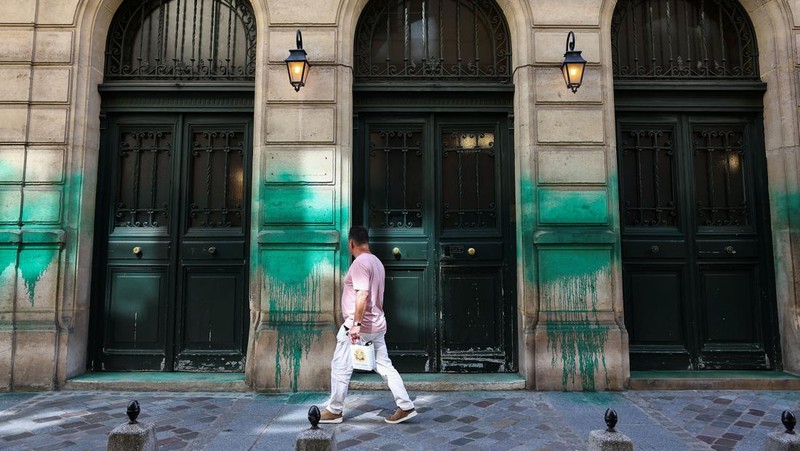 Kondisi bangunan Grande Synagogue des Tournelles yang terkena sasaran vandalisme cat hijau di Paris, Prancis, Sabtu (31/5/2025). (REUTERS/Abdul Saboor)