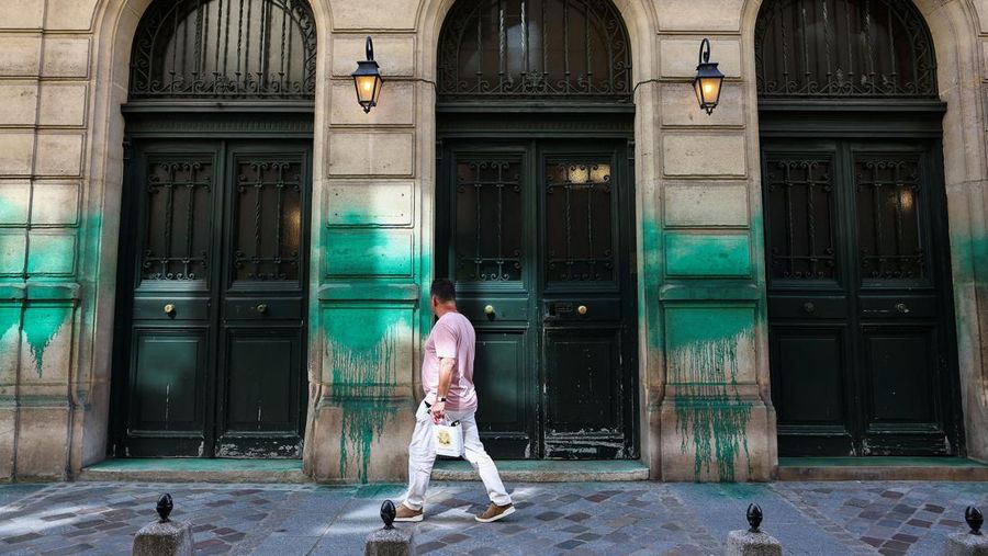 Kondisi bangunan Grande Synagogue des Tournelles yang terkena sasaran vandalisme cat hijau di Paris, Prancis, Sabtu (31/5/2025). (REUTERS/Abdul Saboor) Kondisi bangunan Grande Synagogue des Tournelles yang terkena sasaran vandalisme cat hijau di Paris, Prancis, Sabtu (31/5/2025). (REUTERS/Abdul Saboor)