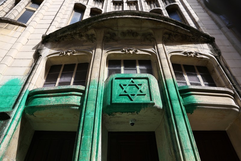 Kondisi bangunan Grande Synagogue des Tournelles yang terkena sasaran vandalisme cat hijau di Paris, Prancis, Sabtu (31/5/2025). (REUTERS/Abdul Saboor) Kondisi bangunan Grande Synagogue des Tournelles yang terkena sasaran vandalisme cat hijau di Paris, Prancis, Sabtu (31/5/2025). (REUTERS/Abdul Saboor)